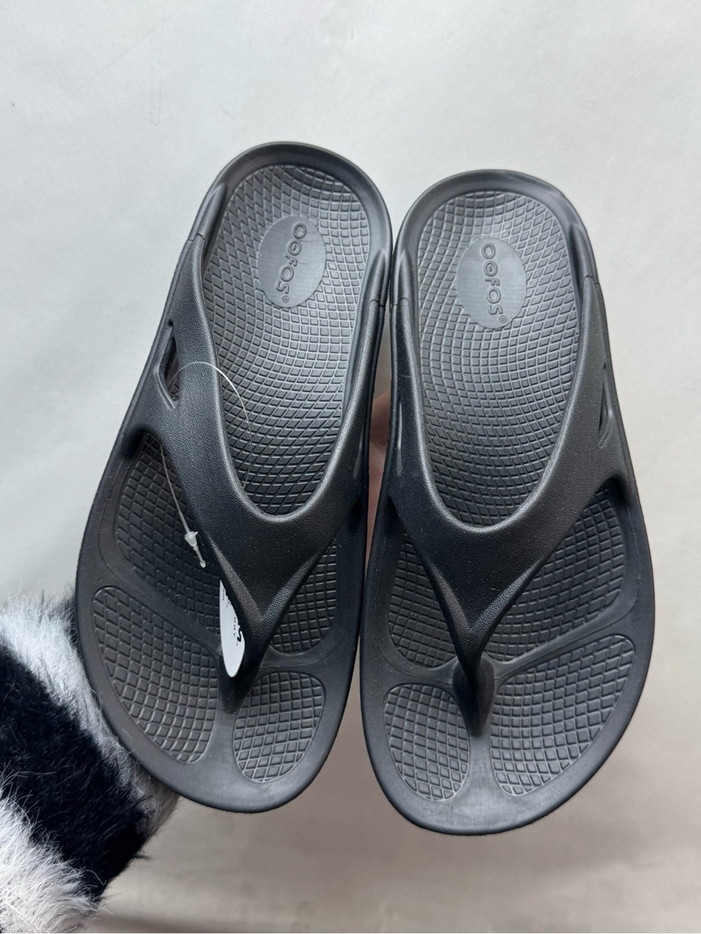 OOFOS Black Women's Thong Sandals
